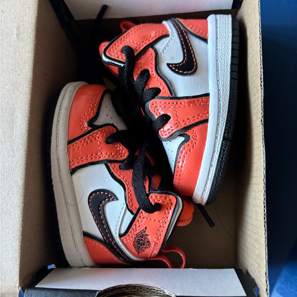 Jordan Mid SE TD - Orange Black and White